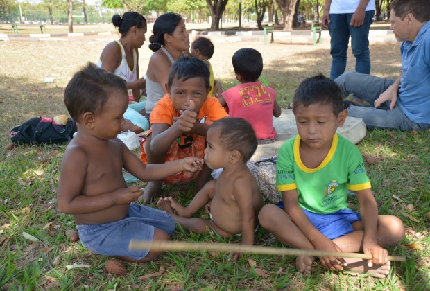 Crianças warao na praça Germano Sampaio em Boa Vista acompanhadas pela Equipe Itinerante IMC.