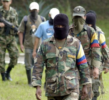 BOG07. CALI (COLOMBIA), 23/06/08.- Siete integrantes del trigésimo frente de la guerrilla de las Fuerzas Armadas Revolucionarias de Colombia (FARC), entre los que se encontraban dos menores de edad, se entregaron hoy, 23 de junio de 2008, a las tropas del Ejercito colombiano, en las instalaciones de la Tercera División en Cali (Colombia). Los guerrilleros afirmaron que se encontraban cercados por los operativos que realizan las Fuerzas Militares en el sector del Naya al sur-occidente del país. EFE/Carlos Ortega COLOMBIA - CONFLICTO