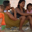 Jonny Martinez Cortez y Edilmira del Carmen com os filhos em baixo de um cajueiro