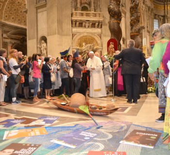 Momento de oração com o papa Francisco na Basílica de São Pedro. Foto: Jaime C. Patias