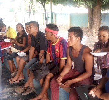 P. Luiz Emer conversa com grupo que chegou de Pacaraima
