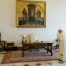 Papa-Francisco-rezando-VATICANMEDIA