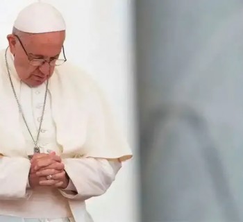 Papa Francisco rezando. Crédito: Daniel Ibáñez / ACI Prensa