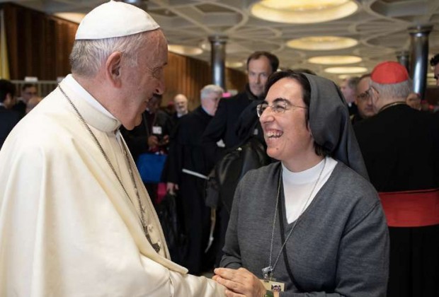 Papa Francisco com Ir. Alessandra Smerilli FMA em 2018. Foto: Vatican Media.