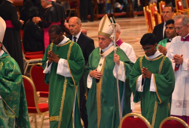 Missa celebrada na manhã deste domingo (06/10) na Basílica de São Pedro. (Foto: Jaime C. Patias)