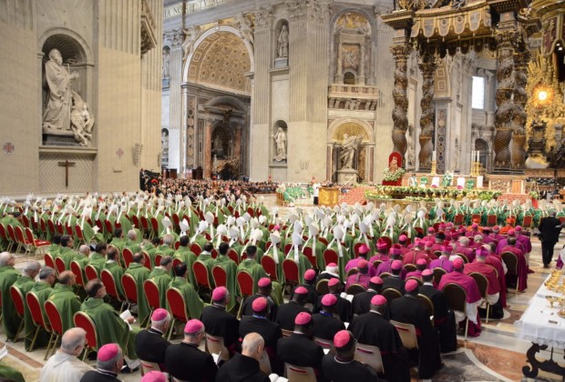 Missa celebrada na manhã deste domingo (06/10) na Basílica de São Pedro. (Foto: Jaime C. Patias)