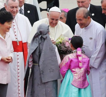 Papa Francisco é recebido pela presidente Park Geun-hye. Foto: Reuter