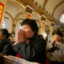 Catolicos en China rezando en una iglesia de Pekin
Chinese women pray during a mass dedicated to Pope John Paul II at a government approved Catholic church in Beijing April 8, 2005. China, which does not recognise the authority of the Vatican, offered its sympathies on the death of Pope early this week and said it hoped his successor would act to improve relations.    REUTERS/Reinhard Krause
pek04d/0408_03/cordon press