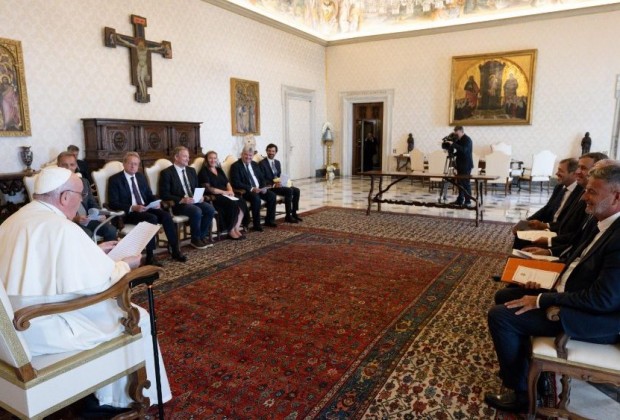 O Papa com uma delegação de advogados de países membros do Conselho da Europa signatários do Apelo de Viena. Foto: Vatican Media