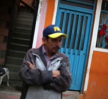 Panos vermelhos pendurados numa janela para servir as pessoas que vivem em bairros pobres, um sinal de socorro para receber ajuda e subsídios do governo em meio ao surto de coronavírus, Soacha, Colômbia
