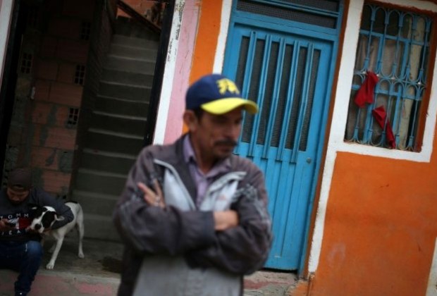 Panos vermelhos pendurados numa janela para servir as pessoas que vivem em bairros pobres, um sinal de socorro para receber ajuda e subsídios do governo em meio ao surto de coronavírus, Soacha, Colômbia