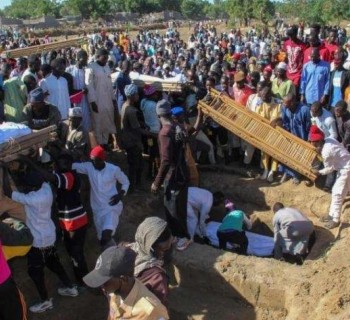 Celebração do funeral dos mortos no massacre em Zabarmari. Foto: Le Matin