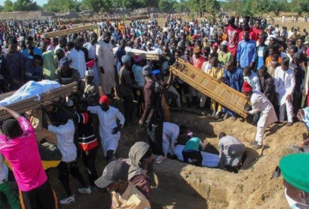 Celebração do funeral dos mortos no massacre em Zabarmari. Foto: Le Matin