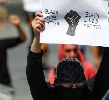 "Vidas negras importam", diz o cartaz no protesto contra a morte de George Floyd, em Bruxelas, Bélgica