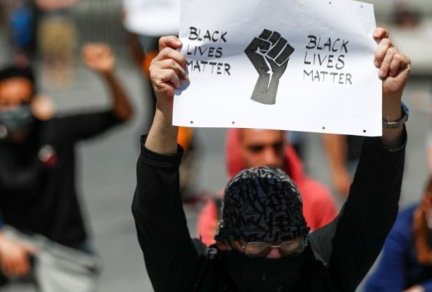 "Vidas negras importam", diz o cartaz no protesto contra a morte de George Floyd, em Bruxelas, Bélgica